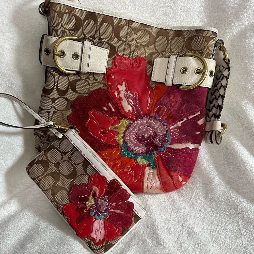 2 piece Beautifully made Rare Vintage Coach Poppy with matching poppy wristlet